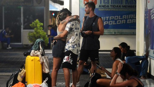 Kaki wisatawan mancanegara yang merupakan penumpang selamat dari tenggelamnya Kapal Cepat Kebo Iwa Express dibalut perban di Kantor Ditpolairud Polda Bali, Denpasar, Bali, Selasa (3/1/2023). Sebanyak 28 orang penumpang Kapal Cepat Kebo Iwa Express yang berangkat dari Pulau Nusa Penida menuju Pelabuhan Sanur Denpasar yang mengalami kebocoran dan tenggelam di perairan Ketewel Gianyar pada Selasa sore berhasil dievakuasi dalam kondisi selamat. ANTARA FOTO/Fikri Yusuf/foc.