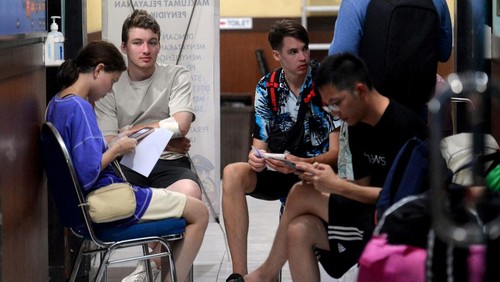 Kaki wisatawan mancanegara yang merupakan penumpang selamat dari tenggelamnya Kapal Cepat Kebo Iwa Express dibalut perban di Kantor Ditpolairud Polda Bali, Denpasar, Bali, Selasa (3/1/2023). Sebanyak 28 orang penumpang Kapal Cepat Kebo Iwa Express yang berangkat dari Pulau Nusa Penida menuju Pelabuhan Sanur Denpasar yang mengalami kebocoran dan tenggelam di perairan Ketewel Gianyar pada Selasa sore berhasil dievakuasi dalam kondisi selamat. ANTARA FOTO/Fikri Yusuf/foc.