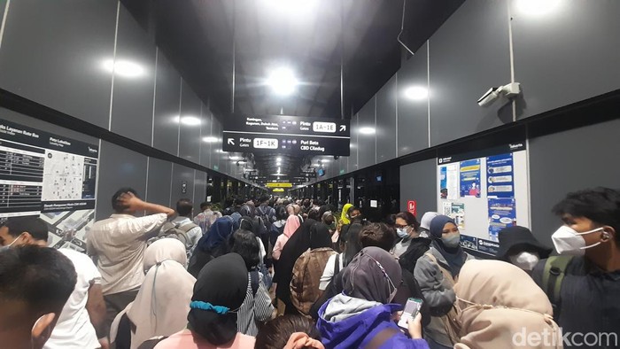 Penumpukan di Halte CSW