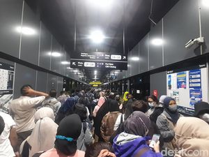Keluh Kesah Penumpang Sempat Antre Panjang di Halte CSW Imbas Bus Terlambat