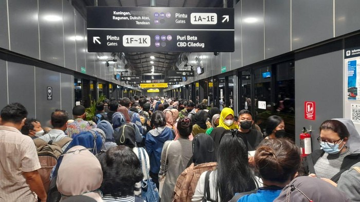 Penumpukan penumpang di Halte CSW, Jakarta Selatan