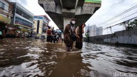 Akibat banjir ini, lalu lintas pun terputus.