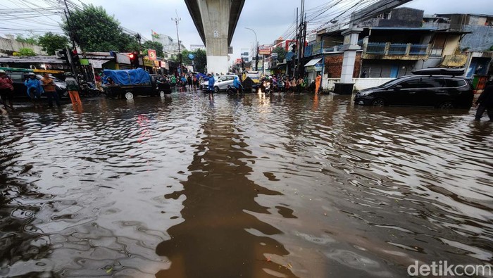 Perempatan Seskoal Cipulir Banjir, Lalin Terputus Hujan deras yang mengguyur Jakarta memyebabkan banjir di sejumlah titik. Salah satunya di perempatan Seskoal Cipulir, Jakarta Selatan, Rabu (4/1/2023).