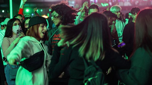 Penonton menari selama festival musik MDLBEAST Soundstorm 2022 di Banban di pinggiran utara ibu kota Arab Saudi, Riyadh, Kamis (1/12/2022). (Photo by FAYEZ NURELDINE/AFP via Getty Images)