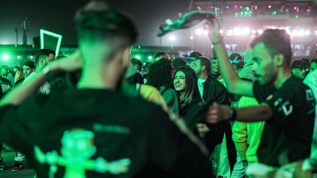 Penonton menari selama festival musik MDLBEAST Soundstorm 2022 di Banban di pinggiran utara ibu kota Arab Saudi, Riyadh, Kamis (1/12/2022). (Photo by FAYEZ NURELDINE/AFP via Getty Images)