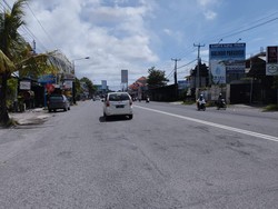 Area pertokoan Jalan Teuku Umar Barat tampak sangat sepi. Foto: Nuranda Indrajaya/detikBali