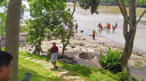 Petugas gabungan melakukan evakuasi jenazah laki-laki yang ditemukan terdampar di pantai belakang Pura Luhu Srijong, Desa Antap, Kecamatan Selemadeg, pada Rabu (4/1/2023). (istimewa)