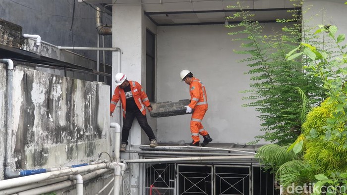 Petugas memeriksa pipa gas yang bocor di gedung bekas RSU Permata Bunda di Medan. (Goklas Wisely/detikSumut)