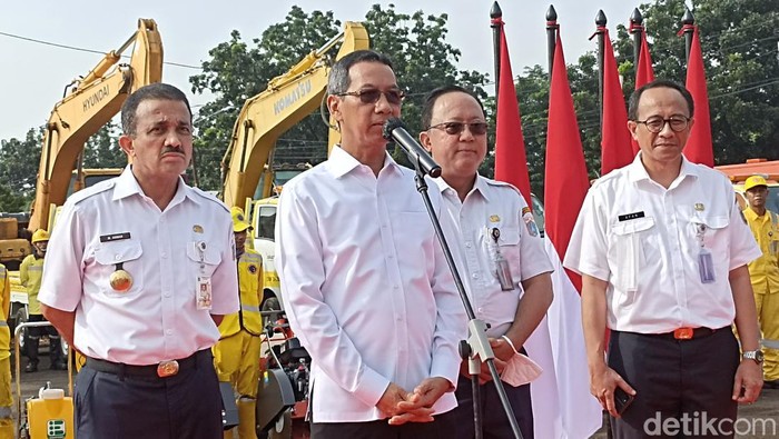 Pj Gubernur DKI Heru Budi memberikan keterangan pers di Unit Peralatan dan Perbekalan (Alkal) Dinas Bina Marga di Cakung, Jakarta Timur, Rabu (4/1/2023).