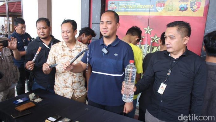 Polisi di Jombang mengamankan pesilat usai konvoi bawa sajam dan miras