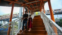 Dua orang warga turun dari Skywalk Kebayoran Lama.