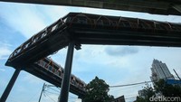 Penumpang juga akan dimudahkan untuk mencapai ke atas jembatan karena skywalk tersebut terdapat fasilitas lift dan eskalator.