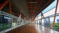 Skywalk itu menghubungkan Halte Velbak Koridor 13, Halte Pasar Kebayoran Koridor 8 serta Stasiun Kereta Kebayoran.