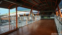 Di dalam skywalk juga diberikan hiasan-hiasan pada sisi kiri dan kanannya.