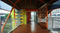 Tak ketinggalan skywalk ini dilengkapi dengan lift dengan nuansa khas betawi. Namun saat dikunjungi lift tersebut belum beroperasi.