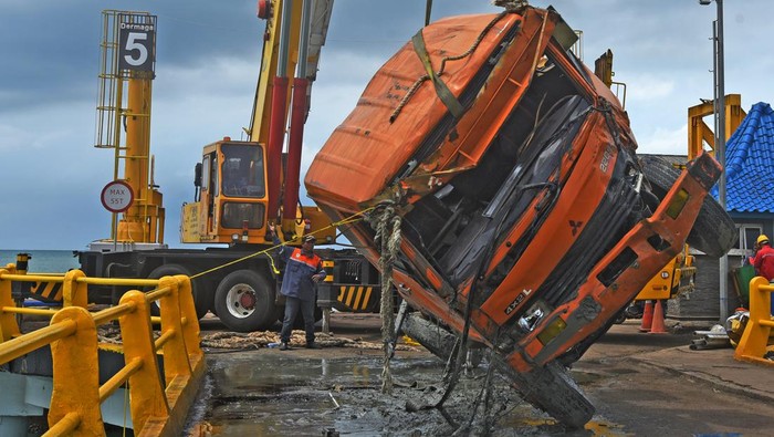 Potret Evakuasi Truk Semen yang Tercebur di Pelabuhan Merak Petugas mengarahkan penurunan truk yang baru diangkat dari laut di Dermaga V Pelabuhan Merak, Banten, Rabu (4/1/2023). Tim Penyelematan Bawah Air Koarmada I TNI AL dibantu puluhan personel Pangkalan TNI AL (Lanal) Banten berhasil mengangkat bangkai truk pengangkut semen yang jatuh ke laut akibat kecelakaan pada Rabu (28/12/2022) lalu. ANTARA FOTO/Asep Fathulrahman/hp.