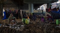 Angka sensus India tahun 2011 menunjukkan sekitar 47.000 penduduk kota itu kehilangan tempat tinggal, tetapi para aktivis mengatakan jumlahnya terlalu kecil dan New Delhi memiliki lebih dari 150.000 orang tanpa tempat tinggal permanen untuk tidur. Angka resmi juga menunjukkan 195 tempat penampungan tunawisma di kota itu hanya dapat menampung sekitar 19.000 orang, membuat puluhan ribu orang lainnya berjuang untuk tetap hangat.