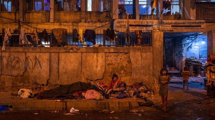 Potret Malang Tunawisma di India Menggigil Kedinginan A homeless woman sits by the entrance to the a dilapidated shelter for homeless people in New Delhi, Dec. 30, 2022. The piercing chill is an ordeal for the cityβs homeless, with New Delhi Sunday recording the minimum temperature of 5.5 degrees Celsius (41.9 Fahrenheit). New Delhi's 195 homeless shelters can accommodate only about 19,000 people, leaving tens of thousands struggling to keep warm. (AP Photo/Altaf Qadri)