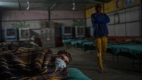 Dingin yang menusuk adalah cobaan berat bagi para tunawisma kota, yang meringkuk di trotoar dan tidur saat lalu lintas berlalu. Meskipun tempat penampungan malam kota adalah tempat perlindungan bagi banyak orang yang tidur di dekat bundaran yang sibuk dan underpass, kebanyakan orang di sana hidup dalam kondisi yang memprihatinkan. Banyak tempat penampungan malam penuh sesak dan memiliki toilet yang kotor dan tidak ada air.