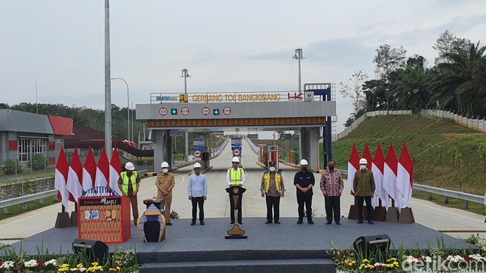 Presiden Joko Widodo (Jokowi) meresmikan Tol Pekanbaru-Bangkinang.