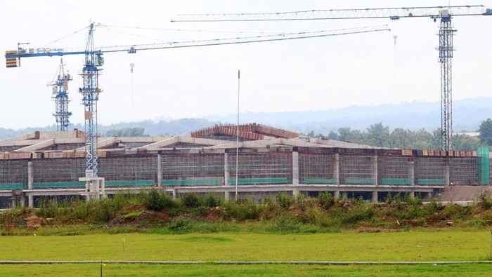 Proyek Bandara Dhoho Kediri Alat berat beroperasi di proyek pembangunan Bandara Dhoho di Kediri, Jawa Timur, Selasa (3/1/2023). Proyek strategis nasional dengan nilai total investasi mencapai Rp10,8 triliun tersebut menjadi bandara pertama di Indonesia yang dibangun dengan pembiayaan swasta murni tanpa menggunakan anggaran pendapatan belanja negara oleh perusahaan rokok PT Gudang Garam Tbk melalui anak perusahaannya PT Surya Dhoho Investama. ANTARA FOTO/Prasetia Fauzani/foc.