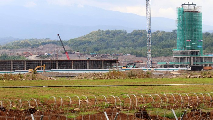 Proyek Bandara Dhoho Kediri Alat berat beroperasi di proyek pembangunan Bandara Dhoho di Kediri, Jawa Timur, Selasa (3/1/2023). Proyek strategis nasional dengan nilai total investasi mencapai Rp10,8 triliun tersebut menjadi bandara pertama di Indonesia yang dibangun dengan pembiayaan swasta murni tanpa menggunakan anggaran pendapatan belanja negara oleh perusahaan rokok PT Gudang Garam Tbk melalui anak perusahaannya PT Surya Dhoho Investama. ANTARA FOTO/Prasetia Fauzani/foc.
