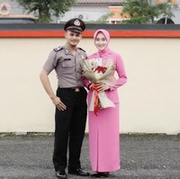 Saat menghadiri upacara kenaikan pangkat suaminya, Yenni Inka tampil beda. Dia mengenakan seragam khas Bhayangkari yang berwarna pink dan memakai hijab. Foto: Dok. Instagram @yilo_bloramustika.