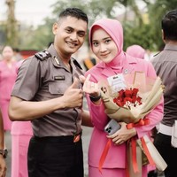 Yeni terlihat memegang buket bunga saat mendampingi suaminya. Suami Yeni Inka yaitu Briptu Krisna mendapat kenaikan pangkat satu tingkat lebih tinggi menjadi Brigadir. Foto: Dok. Instagram @yilo_bloramustika.