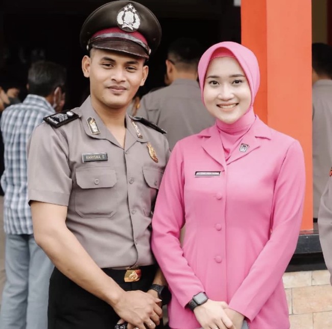 Usai mengikuti upacara kenaikan pangkat suaminya, Yeni Inka mengungkapkan bahwa ini adalah pengalaman pertamanya. Dan sebagai seorang anggota Bhayangakari ia telah siap dan berkomitmen untuk mendukung suaminya sebagai anggota Polri. Foto: Dok. Instagram @yilo_bloramustika.