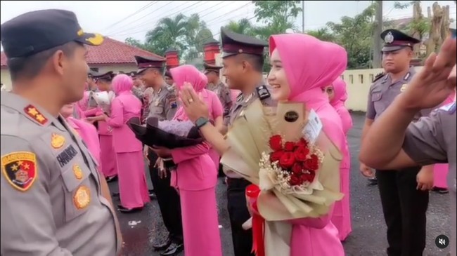 Penyanyi yang dijuluki Ratu Ambyar dan kerap membuat cover lagu di Youtube menghadiri upacara kenaikan pangkat anggota Polres Blora, termasuk suaminya pada 3 Januari 2023 di halaman depan Polres Blora. Foto: Dok. Instagram @polresblora.
