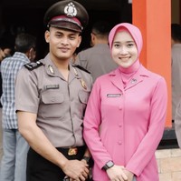 Usai mengikuti upacara kenaikan pangkat suaminya, Yeni Inka mengungkapkan bahwa ini adalah pengalaman pertamanya. Dan sebagai seorang anggota Bhayangakari ia telah siap dan berkomitmen untuk mendukung suaminya sebagai anggota Polri. Foto: Dok. Instagram @yilo_bloramustika.