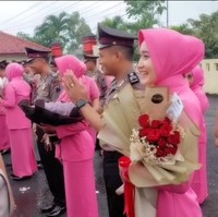 Penyanyi yang dijuluki Ratu Ambyar dan kerap membuat cover lagu di Youtube menghadiri upacara kenaikan pangkat anggota Polres Blora, termasuk suaminya pada 3 Januari 2023 di halaman depan Polres Blora. Foto: Dok. Instagram @polresblora.
