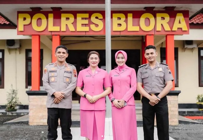 Kehadiran Yeni tidak untuk tampil di panggung, tapi mengikuti upacara kenaikan pangkat suaminya yaitu Briptu Krisna. Upacara kenaikan pangkat dipimpin oleh Kapolres Blora AKBP Fahrurozi,SIK,MM,MH. Foto: Dok. Instagram @polresblora.