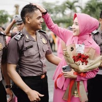 Rasanya Deg Degan, ini adalah pertama kalinya. Namun demikian saya sebagai seorang istri akan selalu mendukung suami terutama dalam pelaksanaan tugas tugas sebagai seorang anggota Polri, ucap Yeni Inka. Kemudian disinggung tentang karier sebagai penyanyi dan seorang Bhayangkari, Yeni Inka mengatakan ia bisa membagi waktu antara karier, keluarga dan juga sebagai istri seorang anggota kepolisian. Tentunya kita bisa membagi waktu, sehingga semua berjalan baik, kata Yeni Inka dikutip dari Instagram @polresblora. Foto: Dok. Instagram @yilo_bloramustika.