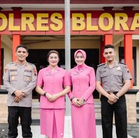 Kehadiran Yeni tidak untuk tampil di panggung, tapi mengikuti upacara kenaikan pangkat suaminya yaitu Briptu Krisna. Upacara kenaikan pangkat dipimpin oleh Kapolres Blora AKBP Fahrurozi,SIK,MM,MH. Foto: Dok. Instagram @polresblora.