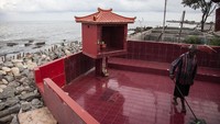 Mirisnya abrasi telah menghilangkan situs bersejarah berupa sumur di Desa Cemarajaya. Sumur tersebut merupakan situs berharga bagi warga Desa Cemarajaya. Selain dikeramatkan, sumur tersebut merupakan sumur yang juga menjadi sumber air masyarakat. (Aditya Irawan/Getty Images)  