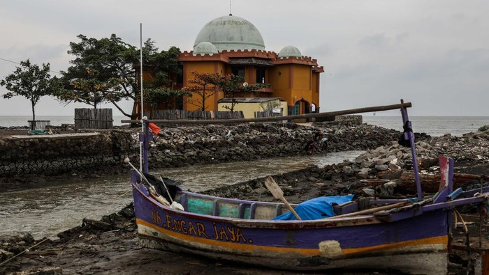 KARAWANG, INDONESIA - JANUARY 03: A view of a mosque at a coast affected by abrasion at Cemarajaya Village of Karawang regency in West Java, Indonesia on January 03, 2023. The impact of sea level rise and tidal flooding have been out missing around 300 houses in coastal Karawang. Rob floods have destroyed and inundated several villages and urban centers including farm fields in nearly all parts of Karawang. (Photo by Garry Lotulung/Anadolu Agency via Getty Images)