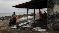 Dilansir dari Anadolu Agency, lebih dari 300 rumah di pesisir Karawang telah hilang karena terdampak kenaikan permukaan laut dan banjir rob. (Garry Lotulung/Getty Images)  