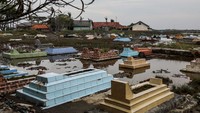 Pendi mengungkap ada beberapa dusun di Cemarajaya yang warganya harus direlokasi akibat rumahnya rusak karena tanahnya tergerus abrasi. (Garry Lotulung/Getty Images)  
