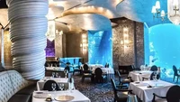 Sebuah restoran bawah laut yang besar ada di Pulau The Palm, Dubai. Pengunjung yang datang akan ditemani 65.000 jenis ikan saat menikmati makanannya. Foto: Insider