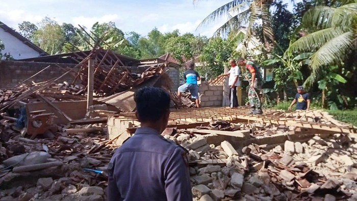 Rumah di Desa Benculuk ambruk diterjang angin kencang