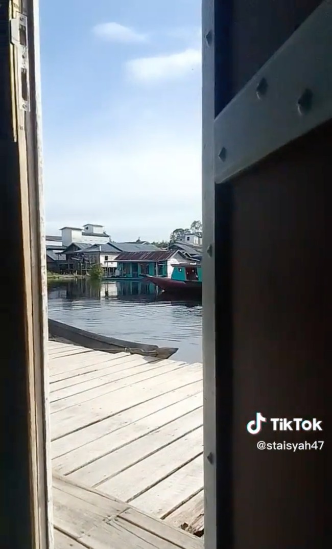 Begini pemandangan dari dalam rumah. Terlihat perahu kecil, sampan, dan juga beberapa rumah apung lain yang berada di seberang rumah tersebut. Foto: TikTok/@staisyah47