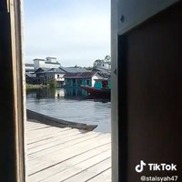 Begini pemandangan dari dalam rumah. Terlihat perahu kecil, sampan, dan juga beberapa rumah apung lain yang berada di seberang rumah tersebut. Foto: TikTok/@staisyah47