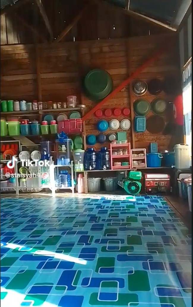 Rumah apung yang satu ini viral karena penampilan dalamnya yang terlihat begitu rapi meski punya banyak barang. Pemilik rumah tersebut mampu menata barang-barang di rumahnya hingga sedap dipandang. Foto: TikTok/@staisyah47