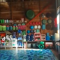 Rumah apung yang satu ini viral karena penampilan dalamnya yang terlihat begitu rapi meski punya banyak barang. Pemilik rumah tersebut mampu menata barang-barang di rumahnya hingga sedap dipandang. Foto: TikTok/@staisyah47