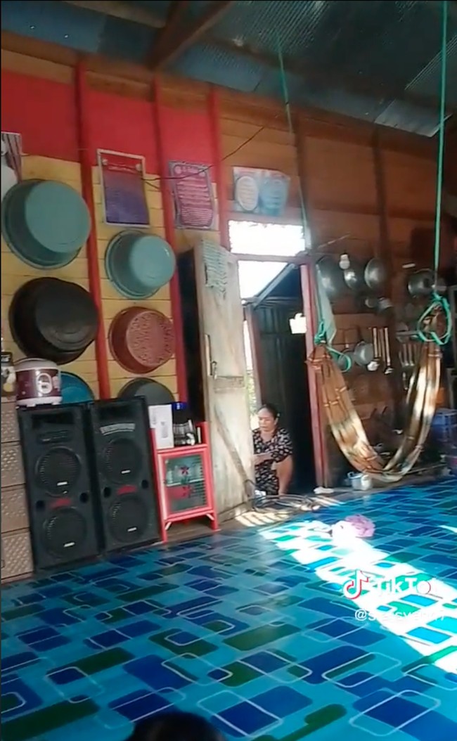 Beragam ember, panci, dan beberapa peralatan rumah tampak digantung di dinding-dinding rumah. Hal itu membuat rumah jadi terlihat rapih dan bersih. Tak sedikit netizen yang memuji penataan di rumah tersebut. Foto: TikTok/@staisyah47