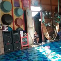 Beragam ember, panci, dan beberapa peralatan rumah tampak digantung di dinding-dinding rumah. Hal itu membuat rumah jadi terlihat rapih dan bersih. Tak sedikit netizen yang memuji penataan di rumah tersebut. Foto: TikTok/@staisyah47