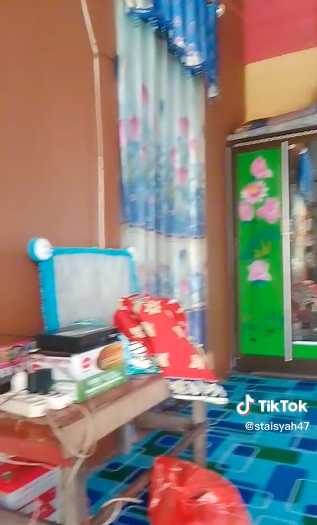 Hingga saat ini video rumah viral itu sudah ditayangkan lebih dari 1,5 juta kali. Tak sedikit netizen yang mengaku senang melihat kedaan di dalam rumah tersebut. bersih rumahnya a bun,,bikin hti adem, komentar salah seorang netizen. Rumahnya bersih rapi segar mata liatnya lohh, tambah netizen lainnya. Foto: TikTok/@staisyah47