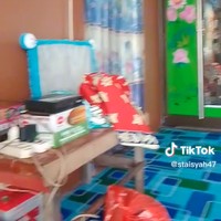 Hingga saat ini video rumah viral itu sudah ditayangkan lebih dari 1,5 juta kali. Tak sedikit netizen yang mengaku senang melihat kedaan di dalam rumah tersebut. bersih rumahnya a bun,,bikin hti adem, komentar salah seorang netizen. Rumahnya bersih rapi segar mata liatnya lohh, tambah netizen lainnya. Foto: TikTok/@staisyah47