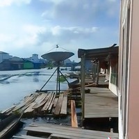 Seperti rumah apung pada umumnya, dari luar ruamah yang satu ini terlihat biasa dan sederhana. Di samping rumah juga terdapat rumah-rumah apung lainnya. Foto: TikTok/@staisyah47